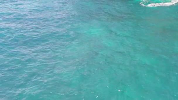 Foto aerea di Ocean Waves su Tembeling Coastline sull'isola di Nusa Penida, Bali Indonesia. 4K — Video Stock
