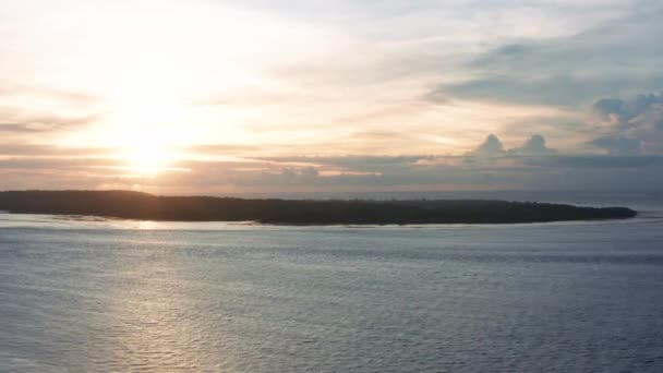 Fotografia aérea de Small City com Porto na Ilha Tropical, pôr do sol com Barcos e Oceano em Small Town at Sunrise com Montanhas em Fundo Férias, Viagens, Pôr do sol 4K — Vídeo de Stock