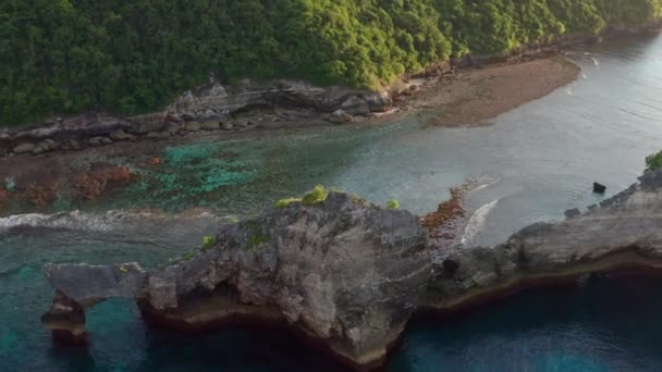 Vista aérea da costa tropical verde da ilha de Nusa Penida, praia Atuh, Bali, Indonésia.Ondas oceânicas azuis claras rolando para a praia. 4K — Vídeo de Stock