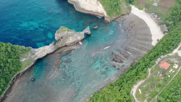 Vista aérea de la verde costa tropical de la isla de Nusa Penida, playa de Atuh, Bali, Indonesia. 4K — Vídeos de Stock