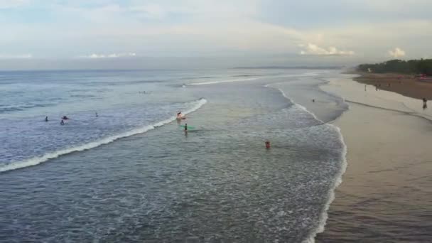 Flygvy över stranden i Bali, Indonesien. — Stockvideo