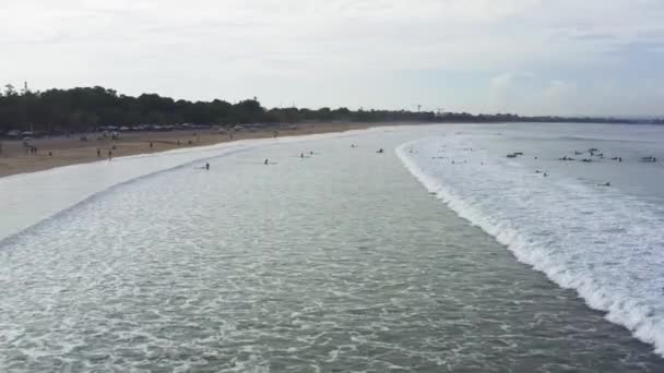 Letecký pohled na pláž na Bali, Indonésie. — Stock video