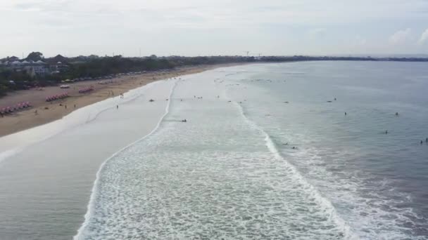 Flygvy över stranden i Bali, Indonesien. — Stockvideo