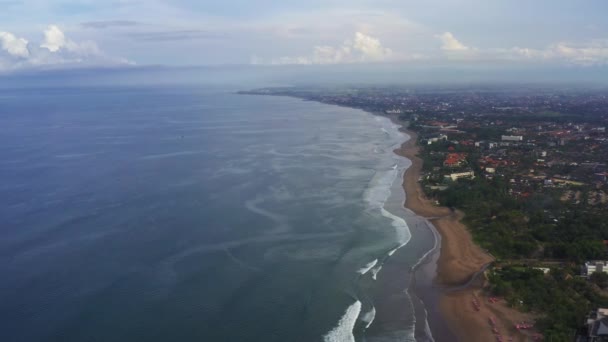 Vista aérea da praia em Bali, Indonésia . — Vídeo de Stock