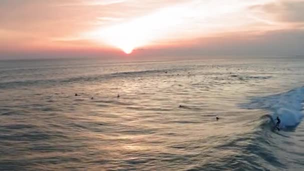 Luchtfoto van surfer Riding Sunset Ocean Wave. Drone 4k shot Surfing Oceaan Lifestyle, extreme sporten. — Stockvideo