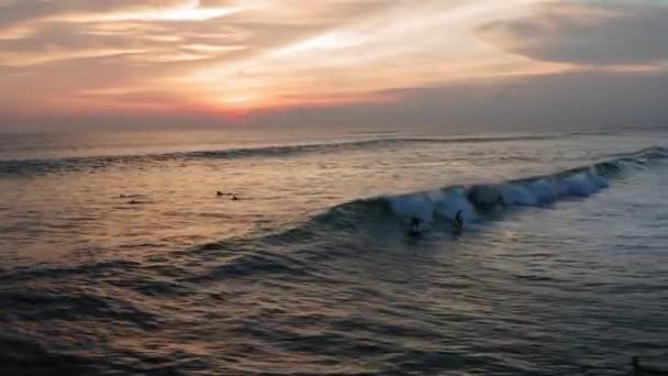 Luchtfoto van surfer Riding Sunset Ocean Wave. Drone 4k shot Surfing Oceaan Lifestyle, extreme sporten. — Stockvideo