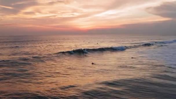 Luchtfoto van surfer Riding Sunset Ocean Wave. Drone 4k shot Surfing Oceaan Lifestyle, extreme sporten. — Stockvideo