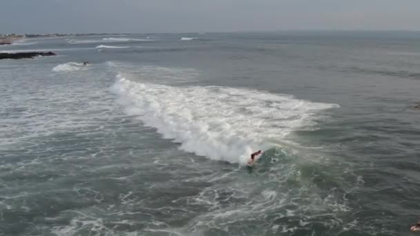 Luchtfoto van surfer Riding Blue Ocean Wave. Drone 4k shot Surfing Oceaan Lifestyle, extreme sporten. — Stockvideo