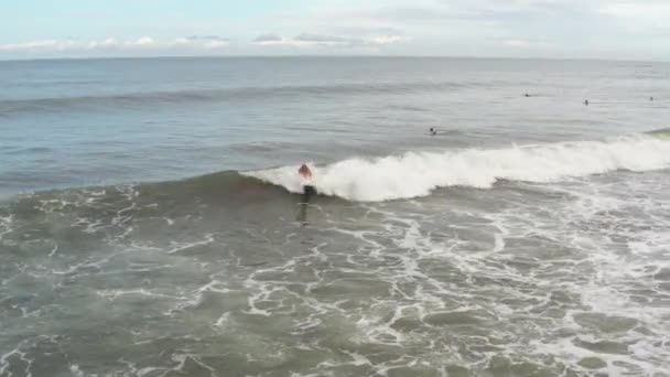 Luftaufnahme eines Surfers, der auf einer Welle des blauen Ozeans reitet. Drohne 4k Shot Surfen Ozean Lifestyle, Extremsport. — Stockvideo