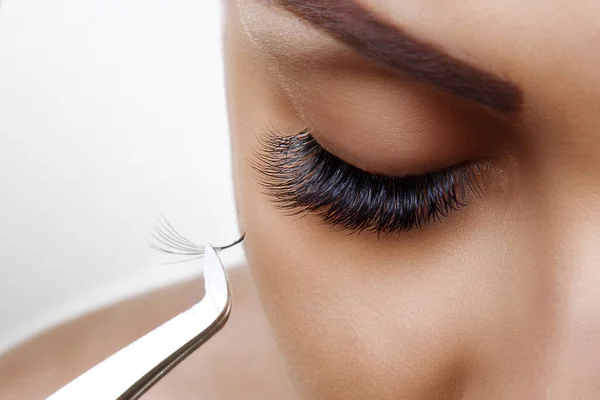 Eyelash Extension Procedure. Woman Eye with Long Blue Eyelashes. Ombre effect. Close up, selective focus. — Stock Photo, Image