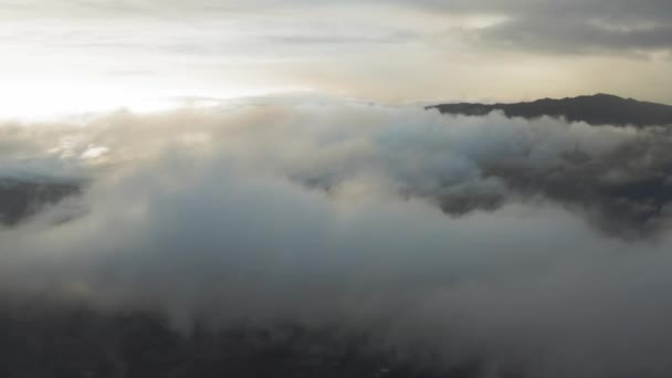 Drone vista aérea do vulcão ativo Bromo. Nascer do sol, multidão de turistas no ponto de vista. 4K curto . — Vídeo de Stock