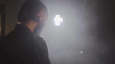 Adam vape dükkanında elektronik sigara içiyor. Yavaş çekim.
