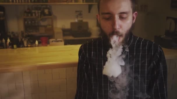 Mannen röker en elektronisk cigarett på vape Shop. Slow motion. — Stockvideo