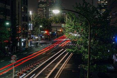 Toyo, Japen - 24 Nisan 2019: Sokakta bulanık trafik ışıkları ile gece şehir görünümü, uzun pozlama fotoğraf