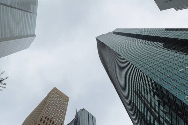 Toyo, Japen - 25 Nisan 2019: Sky High-rise Facade alt görünümü. Shimbashi'deki gökdelen binalarının panoramik geniş açılı görünümü.