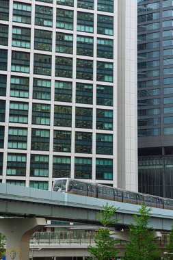 Toyo, Japen - 25 Nisan 2019: Shiodome'dan geçen bir tren havai pistte.