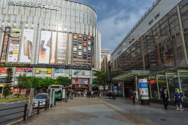 Toyo, Japen - 25 Nisan 2019: Tokyo şehrinde caddenin karşısında yürüyen insanlar, Japonya
