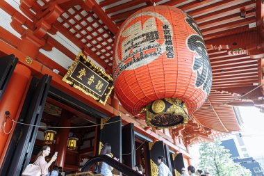 Toyo, Japen - 25 Nisan 2019: Bölge Senso-ji Budist tapınağı ile ünlüdür