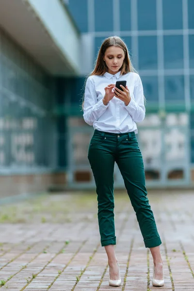 Business woman using phone. Successful female entrepreneur checking email on smartphone. Female texting message. Outdoor modern city urban life concept. — Stock Photo, Image
