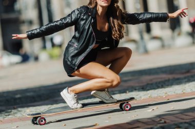 Güzel genç patenci kadın şehirde onu longboard sürme. Sokak kıyafetleri içinde şık kız uzun bir tahtaüzerinde sürmek. Kaykay, sokak fotoğrafı, yaşam tarzı, özgürlük, mutlu yüz konsepti.