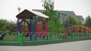 Tecrit ve karantina sona erdi. Mutlu çocuklar açık çocuk parkına koşar.