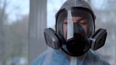 Coronavirus salgını sırasında koruyucu kıyafet giyen kadın portresi. Tehlikeli giysi, solunum maskesi, eldivenler ve gözlük kliniği ya da hastane. Koronavirüsten korunma, covid-19 salgını.