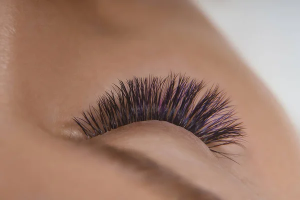 Eyelash Extension Procedure. 눈꺼풀이 길고 건강 한 피부를 가진 아름다운 암컷의 눈을 가까이 서 본 모습. — 스톡 사진