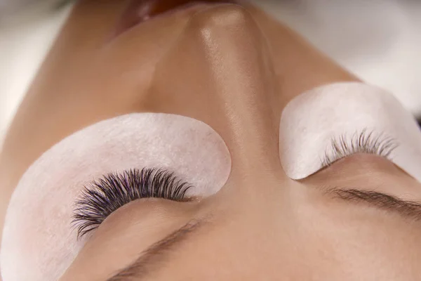 Eyelash Extension Procedure. 눈꺼풀이 길고 건강 한 피부를 가진 아름다운 암컷의 눈을 가까이 서 본 모습. — 스톡 사진