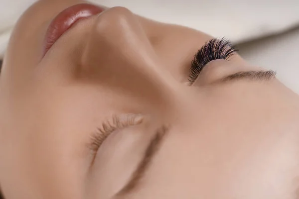 Eyelash Extension Procedure. Close up view of beautiful female eye with long eyelashes, smooth healthy skin. — Stock Photo, Image