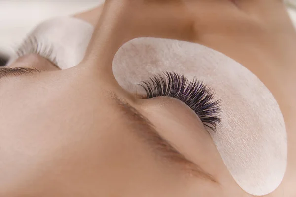 Eyelash Extension Procedure. 눈꺼풀이 길고 건강 한 피부를 가진 아름다운 암컷의 눈을 가까이 서 본 모습. — 스톡 사진