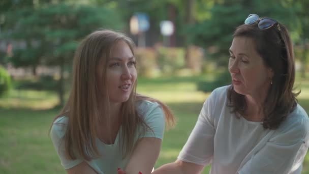 Usmívající se šťastně bělošská starší matka se svou dospělou dcerou objímající a smějící se In Park. Koncepce věkové inkluzivity. — Stock video