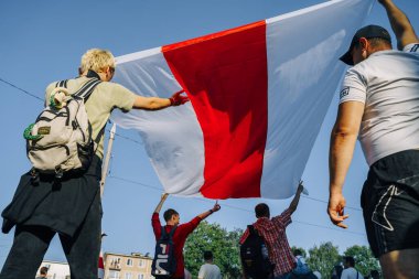 VITEBSK, BELARUS - 16 Ağustos 2020: Vitebsk 'te barışçıl protesto. Barışçıl göstericilerin, tutuklamaların, hapishanelerde zorbalıkların dağıtılmasından sonra şiddete karşı eylem. Hile yapmanın sonuçları.