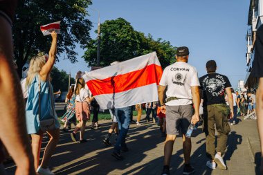 VITEBSK, BELARUS - 16 Ağustos 2020: Vitebsk 'te barışçıl protesto. Barışçıl göstericilerin, tutuklamaların, hapishanelerde zorbalıkların dağıtılmasından sonra şiddete karşı eylem. Hile yapmanın sonuçları.
