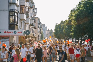 VITEBSK, BELARUS - 16 Ağustos 2020: Vitebsk 'te barışçıl protesto. Barışçıl göstericilerin, tutuklamaların, hapishanelerde zorbalıkların dağıtılmasından sonra şiddete karşı eylem. Hile yapmanın sonuçları.
