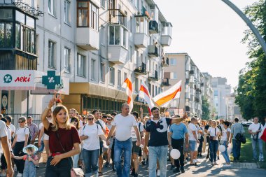 VITEBSK, BELARUS - 16 Ağustos 2020: Vitebsk 'te barışçıl protesto. Barışçıl göstericilerin, tutuklamaların, hapishanelerde zorbalıkların dağıtılmasından sonra şiddete karşı eylem. Hile yapmanın sonuçları.