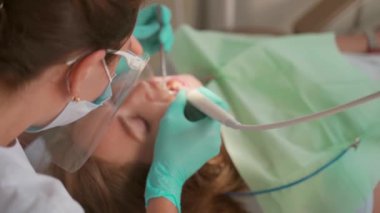 Kadın dişçi, dişçi muayenehanesinde diş tellerini söküyor. Tıp, dişçilik konsepti. Diş aletleri. Kapat..