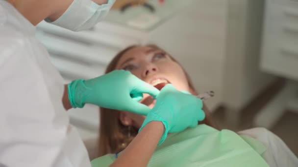 Dokter gigi wanita melepaskan kawat gigi gigi pasien di kantor klinik gigi. Kedokteran, konsep kedokteran gigi. Peralatan gigi. Tutup.. — Stok Video