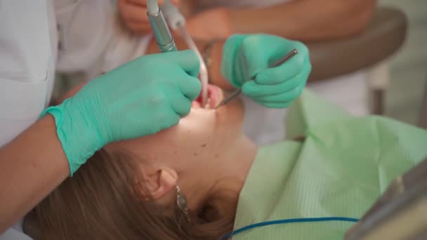 Kadın dişçi, dişçi muayenehanesinde diş tellerini söküyor. Tıp, dişçilik konsepti. Diş aletleri. Kapat.. — Stok video