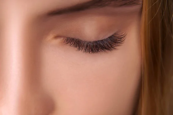 Procedimento de extensão das pestanas. Olho de mulher com pestanas longas. Close up, foco seletivo. — Fotografia de Stock