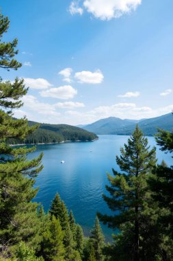 Dağları ve mavi gökyüzü olan güzel bir manzara.