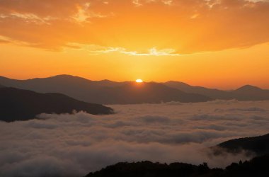 Dağın üstünde güzel bir gün batımı