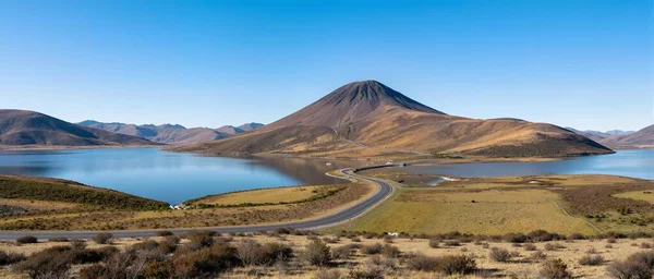 Zealand adasının dağlarında göl