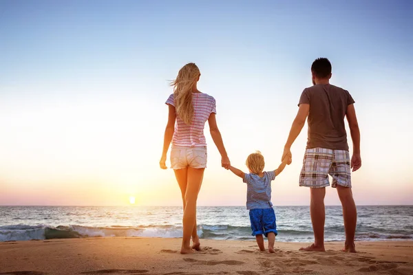 Felices vacaciones de playa familiar concepto de puesta del sol — Foto de Stock