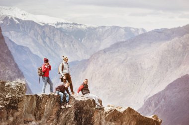 Uçurumun dağ tepe üzerinde dört etkin arkadaşlar