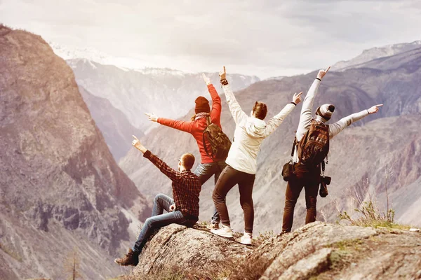 Glückliche Touristen, die Spaß am Berg haben — Stockfoto