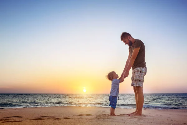 Padre e hijo atardecer playa trópicos vacaciones familiares —  Fotos de Stock