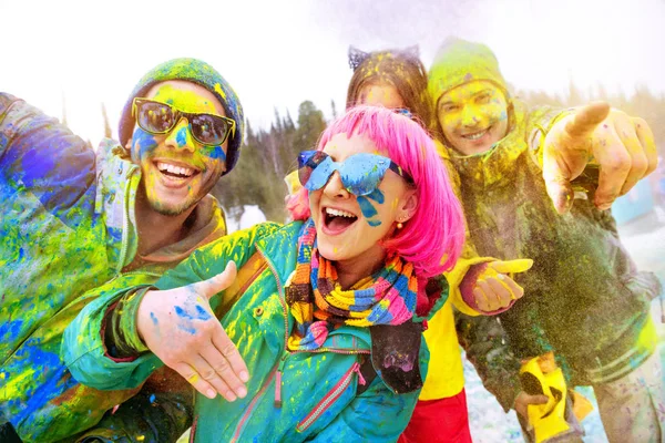 Glückliche Freunde beim winterlichen Holi Colors Festival — Stockfoto