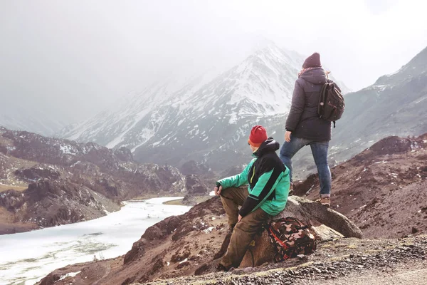 Δύο τουρίστες στο σημείο άποψη ενάντια στα βουνά — Φωτογραφία Αρχείου