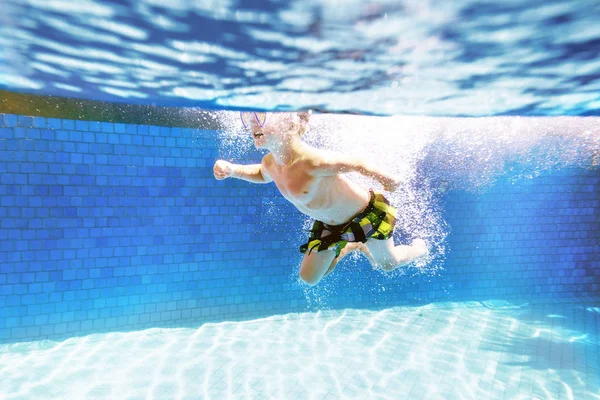 Criança nada na piscina com máscara — Fotografia de Stock