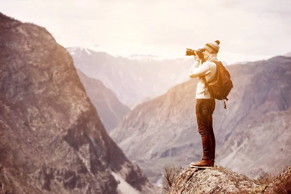 Photographe ou voyageur sur grand rocher contre les montagnes — Photo